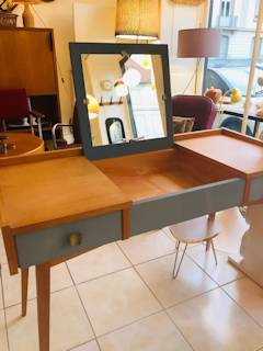 Ancienne coiffeuse, pouvant servir de bureau, en bois, deux tiroirs, un miroir abattant central, dimensions: H 74 cm, P 48 cm, L 110 cm.