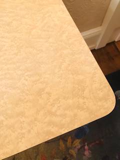 Bout de canapé, plateau Formica, très facile d’entretien et peu fragile, pied en bois, dimensions: H 54cm, L 59,5cm, l 40cm.