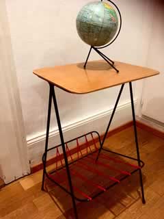 Porte-revues, ou bout de canapé, avec tablette, pieds métal, étagère scoubidou rouge, hauteur 54,5cm, largeur 32cm, profondeur 26cm.