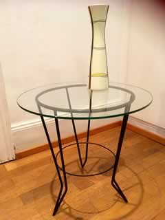 Pieds métal noir, plateau verre clair, dimensions: Ø 45cm, hauteur 44cm.