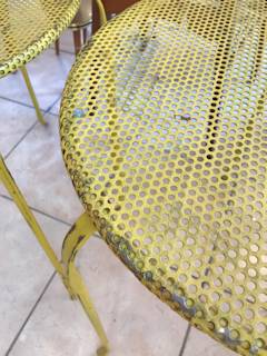 Paire de guéridons de jardin, en métal perforé, années 50, design industriel, dimensions : H 55 cm, diamètre 46 cm.