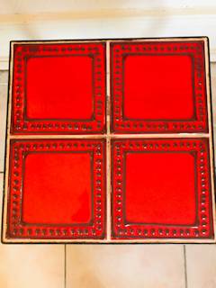 Porte-plante carré structure en ferronnerie, très beau plateau avec ces 4 carreaux de céramique rouge, possiblement de création artisanale, dimensions: H 33,5cm, côté 32cm.