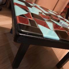 Porte plante mosaïque, plateau carré de 40 cm de côté, piétement en bois.