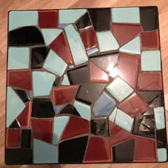 Porte plante mosaïque, plateau carré de 40 cm de côté, piétement en bois.