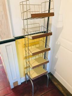 Présentoir ancien de magasin, quincaillerie, épicerie ou mercerie, structure métal sur pied, objet à détourner pour une ambiance loft assurée, dimensions : H 17O cm, P 35 cm, L 38 cm.
