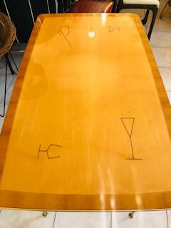 Table ajustable en hauteur grâce à une manivelle, plateau  en bois marqueté et vernis, pieds fuseaux,deux rallonges intégrées sous le plateau, dimensions: L 112cm sans rallonge, P 65cm, H Max 70cm.