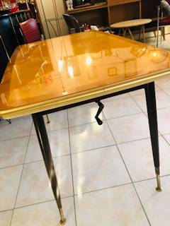 Table ajustable en hauteur grâce à une manivelle, plateau  en bois marqueté et vernis, pieds fuseaux,deux rallonges intégrées sous le plateau, dimensions: L 112cm sans rallonge, P 65cm, H Max 70cm.