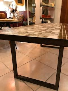Table basse à petits carreaux, sur structure et pieds en métal noir, peinture façon projeté, dimensions : L 121 cm, H 43 cm, l 49 cm.