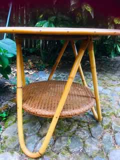 Table basse rotin, double plateau cannage, excellent état, H 51 cm, diam 60 cm, diam double plateau 41 cm.
