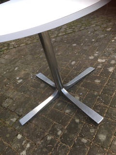 Table ronde cuisine ou salle à manger, années 70, plateau mélaminé blanc, diamètre 90 cm, piétement en aluminium brossé, hauteur 76 cm.