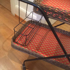 Table roulante ou desserte vintage en osier et métal noir, deux plateaux, espace porte-bouteille, peut servir de bout de canapé ou desserte de jardin. Dimensions: L 74, H 64, l 38.