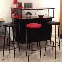 Bar d'angle, années 50, capitonné en skai noir, double plateau formica rouge, excellent état, L 118cm, H 120cm, P 65cm, avec 3 tabourets de bar assortis, 2 noirs et 1 rouge.