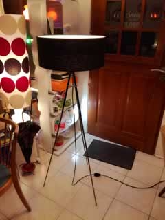 Lampadaire conçu à partir d'un ancien trépied de photographe, abat-jour contemporain. H 150cm.