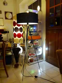 Lampadaire conçu à partir d'un ancien trépied de photographe, abat-jour contemporain. H 150cm.