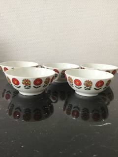 5 petites tasses à café, porcelaine de Limoges PL, à fleurs rouges et oranges, très fines et élégante, diamètre 9,3.