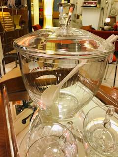 Bel ensemble punch ou sangria, verre incrusté, 12 tasses et 1 grande coupelle.