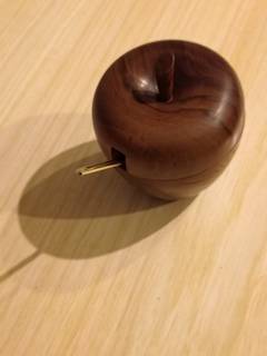 Moutardier en forme de pomme, fabriqué dans du bois d’Olivier, dimensions: H 10 cm, diamètre 8 cm.