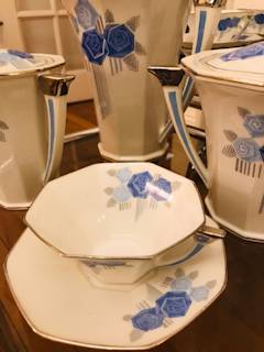 Service Limoges à café ou à thé, Art Deco, 1920-1929 de la manufacture Chabrol from & Poirier, 27 pièces : 12 tasses et 12 soucoupes, 1 cafetière, 1 pot à lait, 1 sucrier , en parfait état.