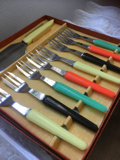 Service à dessert vintage, 8 fourchettes et une pelle à tarte, inox et manche en plastique.