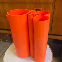 Service à orangeade, attribué à JP Vitrac, made in France, design très seventies , composé d’un pichet, de 6 verres et d’un agitateur ( à l’origine set de 2 agitateurs), en matière plastique de couleur orange, pichet : H 26, diam 10; verre: H 9, diam 6,5.