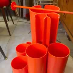 Service à orangeade, attribué à JP Vitrac, made in France, design très seventies , composé d’un pichet, de 6 verres et d’un agitateur ( à l’origine set de 2 agitateurs), en matière plastique de couleur orange, pichet : H 26, diam 10; verre: H 9, diam 6,5.