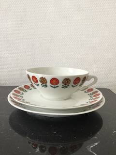 Set petit déjeuner, tasse + soucoupe + assiette, porcelaine française de Limoges 70’ , motif à fleurs stylisées, diamètre: tasse 12,6, soucoupe 18,2, assiette 19,4.