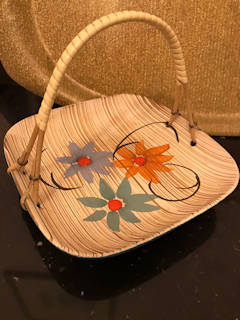 Vide-poche made in West-Germany, jolie décoration florale, de forme carrée , 20cm sur 20 cm, hauteur 4 cm sans anse.