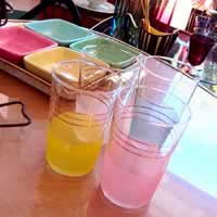 Verre granité de couleur.